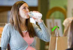 喝水撑大肚子视频,喝水也能撑大肚子？揭秘神奇现象背后的真相